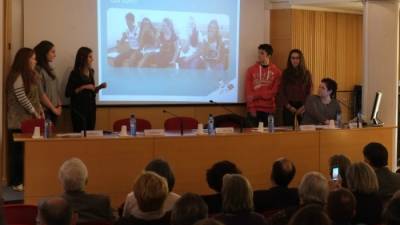 Imatge de l'acte de presentaci&oacute; del projecte amb els alumnes impulsors de la iniciativa. FOTO: URV