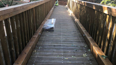 El pont de fusta connecta el Columbari amb l’aparcament. FOTO: DT