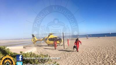 El helicóptero aterrizó en la misma playa para realizar el traslado. Foto: POLICIALOCALVENDRELL