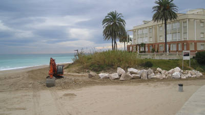 La arena que se colocó hace unos meses en la plada del Francàs ha vuelto a ser arrastrada por el mar. Foto: JMB/DT
