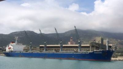 El vaixell \'Hanhai\', al port industrial d\'Alcanar. Foto: Cemex