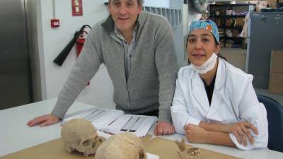 Josep Maria Macias y Maite Salagaray junto con cráneos para la extracción de piezas dentales. Foto: Cedida ICAC