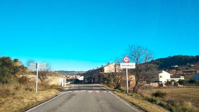 El incendio se ha producido esta tarde en la calle Abadia Vella de Solivella. Foto: Àngel Juanpere