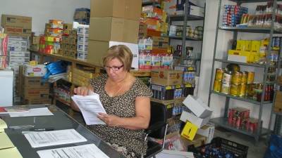 Montserrat Mestre también se encarga de la gestión del Banco de Alimentos de la Bisbal del Penedès. Foto: JMB/DT
