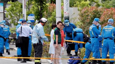 Los investigadores, en el lugar donde se perpetró el ataque, en la ciudad de Kawasaki. FOTO: EFE