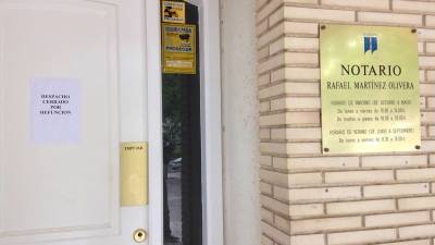 En la puerta de la notaría se podía leer esta mañana un cartel que anunciaba el fallecimiento del notario. Foto: Mònica Just