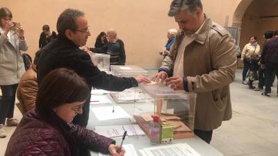 L’acalde de Valls, Albert Batet i portaveu de Junts per Catalunya ha votat aquest diumenge a les dotze del migdia al pati de Sant Roc. Foto: A. Tudó