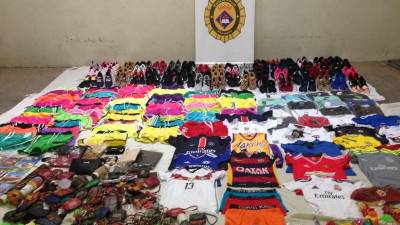 Exposición de los objetos falsificados decomisados por la policía en La Pineda Foto: POLICÍA LOCAL DE VILA-SECA