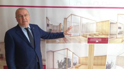 L’alcalde, Carles Pellicer, ensenyant el futur passadís del Tanatori quan s’enllesteixin les obres. FOTO: M.C