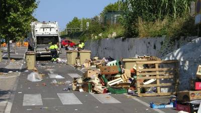 El mercadillo ambulante es uno de los puntos conflictivos en recogida de basuras. Foto: JMB/DT