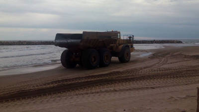 Esta semana se ha trasladado arena del puerto de Segur a las playas de Cunit.