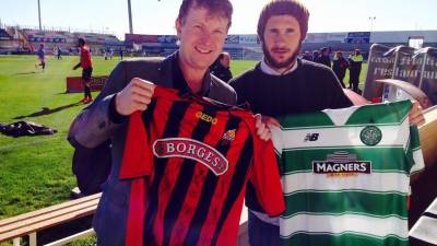 Mark, junto a Álex Colorado, en la grada del Estadi. Los dos posan con las camisetas de Reus y Celtic. Foto: DT