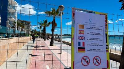 Una valla y un cartel informan de que no se puede circular por el tramo peatonal desde la calle Andròmeda hasta Salou. Foto: J. Vernet