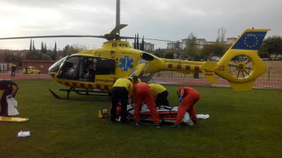 Moment en què el pacient es prepara per pujar-lo a l'helicòpter del SEM. FOTO: M.P.
