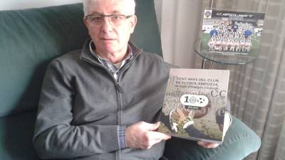 Jordi Pastor, amb el llibre sobre el centenari del Club de Futbol Amposta. Foto: Cedida