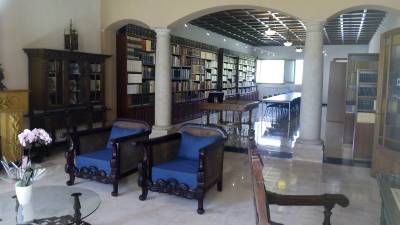 La biblioteca municipal, situada en una sala noble de l\'edifici. Foto: Cedida