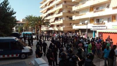 La plaça Sant Jordi abans que s'iniciessin els incidents després de la mort de Mor Deme Silla. Foto: Ariadna Escoda