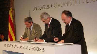 JoanSaura (ICV), Pasqual Maragall (PSC) y Josep Lluís Carod-Rovira (ERC) firmando, el 14 de diciembre de 2003, el acuerdo tripartito de Govern que ponía fin a 23 años de gobierno del convergente Jordi Pujol. Foto: ACN