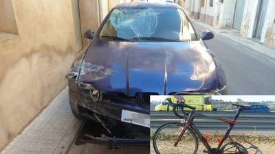 El turisme va patir danys considerables a la part davantera. Foto: mossos d´esquadra / Estat en el qual va quedar la bicicleta que conduïa el ciclista accidentat ahir al matí per l´Eix de l´Ebre Foto:mossos d´esquadra