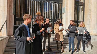 Los letrados concentrados hoy ante el Palau de Justícia de Tarragona. Foto: Àngel Juanpere