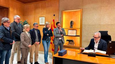 El paer de Lleida ha signat en el llibre d’honor de l’Ajuntament de Tarragona. Foto: cedida
