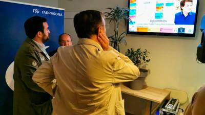 El candidato popular por la demarcación, Pere Lluís Huguet, observa los resultados. Foto: Àngel Juanpere