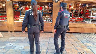 Dos agents al mercadet de Nadal de Reus. Foto: Aj. Reus