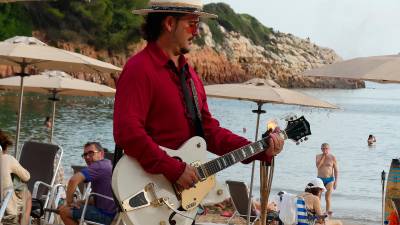 El músico cambrilense Erik López, en la playa en Salou durante la grabación del videoclip. FOTO: cedida