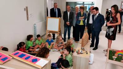 El president de la Generalitat, acompanyat d’altres autoritats, en una de les aules del nou centre escolar. Foto: Àngel Juanpere