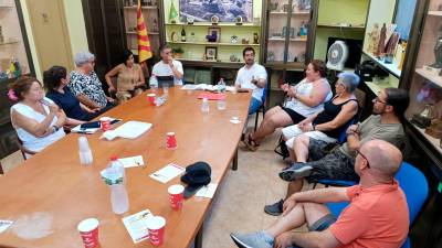 El concejal Nacho García presidiendo una reunión con los vecinos del barrio de Sant Pere i Sant Pau. Foto: Cedida/Ayuntamiento