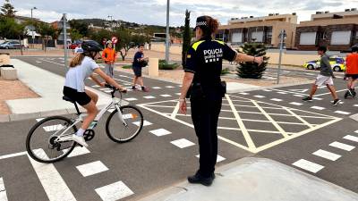 Desde hace 30 años la Policía Local imparte clases teóricas y prácticas de educación viaria a las dos escuelas de Roda de Berà. Foto: Cedida