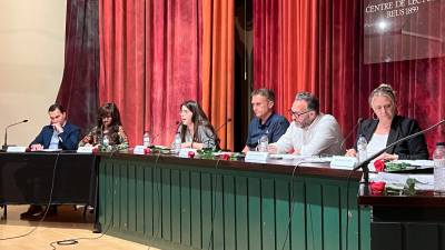 Rubio (Ara Reus), García (Cs), López (CUP), Baiges (PSC), Recasens (ERC) y Caelles (Junts per Reus), ayer en el Centre de Lectura. Foto: A. González