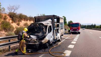 Los bomberos durante la extinción del incendio. Foto: Bombers de la Generalitat