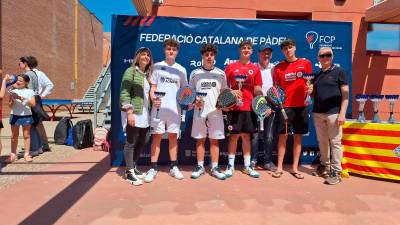 Los finalistas júniors, con los tarraconenses Manuel y Joan Përez y Ramon Charles. FOTO: FCP