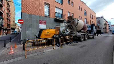Las obras en el número 17 de la calle de Joan Martell para habilitar el local de mantenimiento del servicio avanzan. Foto: Cedida