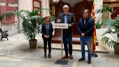 Los concejales de Junts –Elvira Vidal, Jordi Sendra y Pep Manresa– durante la comparecencia de prensa de esta mañana. Foto: Octavi Saumell