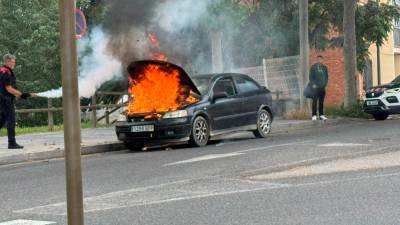 El coche, quemándose. Foto: Celia Alonso