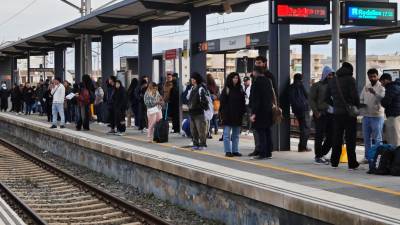Pasajeros esperan el tren en Cunit. Foto: Núria Riu