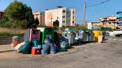 El deficiente servicio de basuras en Cunit genera quejas desde hace años. foto: DT