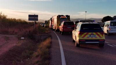 Vehículos de emergencia, ayer por la tarde en el accidente de Constantí. Foto: Àngel Juanpere