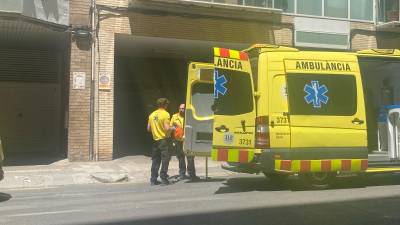 La ambulancia del SEM activada en este incidente en Reus. Foto: Ivan Compte