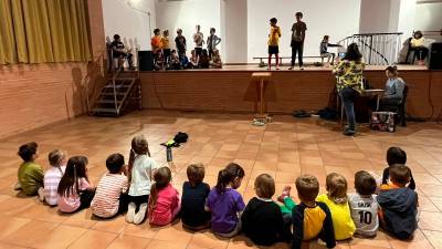 Els infants del centre assajant l’obra de teatre amb les docents. Foto: cedida