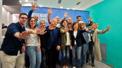 Los integrantes de Junts en Tarragona celebran el resultado obtenido. Foto: Núria Riu