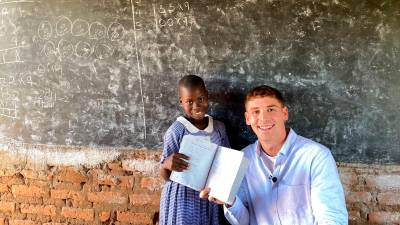 El reusenc Marc Jardí s’ha proposat fer arribar llibretes a 500 alumnes d’Uganda. Foto: Cedida