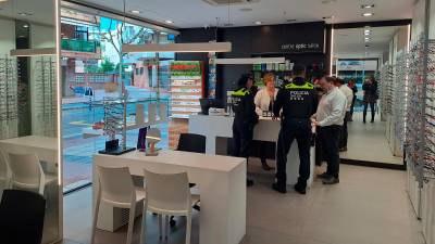 Los dos agentes de la Policia Local destinados a informar a los comercios, ayer, en el primer día de la campaña. foto: m. pedrerol