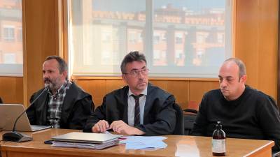 El acusado de matar a su pareja en septiembre de 2023 en Tarragona, con su abogado, y el abogado de la Generalitat, durante el juicio. Foto: ACN