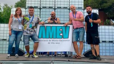 Miembros de la entidad junto a los DJ Paco Pil y New Limit en la Festa Major d’Estiu. Foto: Cedida