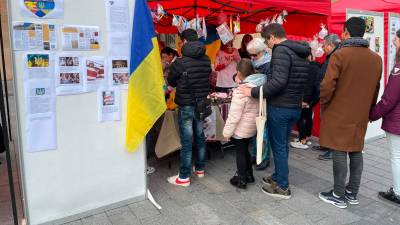 Puesto del colectivo de ucranianos en el ‘Dia Internacional de la persona migrant’, un evento celebrado en la Plaça Corsini. Foto: DT