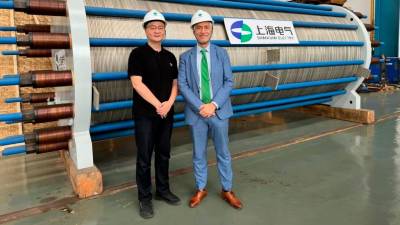 Xavier Lara (dcha.), junto a Max Chen, responsable de Shanghai Electric Corporation. Foto: DT