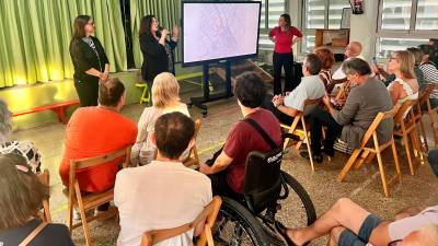 Berasategui al micrófono, ayer en la charla sobre la transformación del sur en la Escola M. Fortuny.A su izquierda, la concejal Maria del Mar Escoda, y a su derecja, la alcaldesa, Sandra Guaita. F.: A. G.